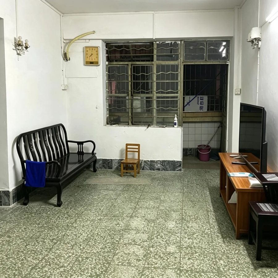 焕新前：老式出租屋客厅，水磨石地面、木质长椅和旧电视柜